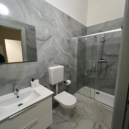 The Rock House Con Bagno Privato Self Check-in 皮亚琴察