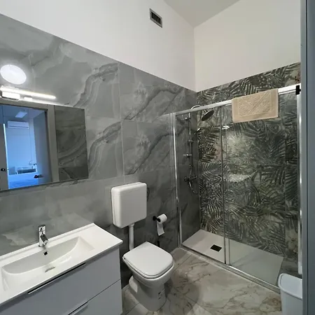 招待所 The Rock House Con Bagno Privato Self Check-in 皮亚琴察